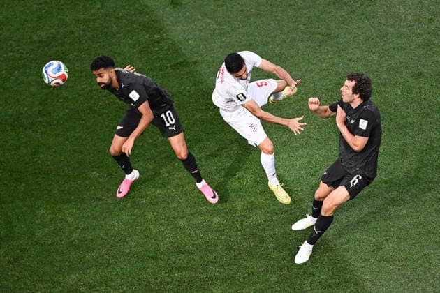 Sarpreet Singh of New Zealand, Milad Moahammadi of IR Iran and Joe Bell of New Zealand, New Zealand All Whites v IR Iran, Group G football match of the FIFA World Cup, WM, Weltmeisterschaft, Fussball 2026 at Los Angeles Stadium, Los Angeles, USA on Monday 15 June 2026. Photo: Andrew Cornaga Los Angeles New Zealand Copyright: xAndrewxCornaga x