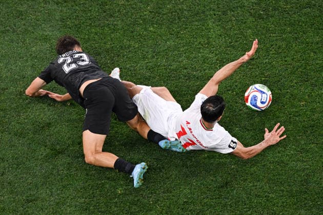 Ryan Thomas of New Zealand and Ali Alipour of IR Iran, New Zealand All Whites v IR Iran, Group G football match of the FIFA World Cup, WM, Weltmeisterschaft, Fussball 2026 at Los Angeles Stadium, Los Angeles, USA on Monday 15 June 2026. Photo: Andrew Cornaga Los Angeles New Zealand Copyright: xAndrewxCornaga x
