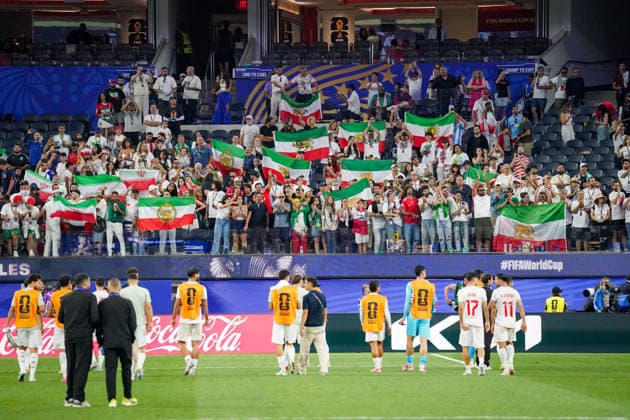 USA: Fußball FIFA World Cup, WM, Weltmeisterschaft, Fussball 2026 Gruppenphase Gruppe G Iran vs Neuseeland SoFi Stadium (Inglewood, Los Angeles County, Kalifornien): Iranische Fans feiern ihre Mannschaft nach dem Spiel und zeigen zahlreich die historische Löwen-und-Sonne-Flagge. Die vorrevolutionäre Flagge gilt als Symbol der iranischen Opposition und wird von vielen Exil-Iranern verwendet. Das Motiv steht für Fankultur, die iranische Diaspora, politische Identität und Solidarität im Umfeld der FIFA-Weltmeisterschaft 2026.