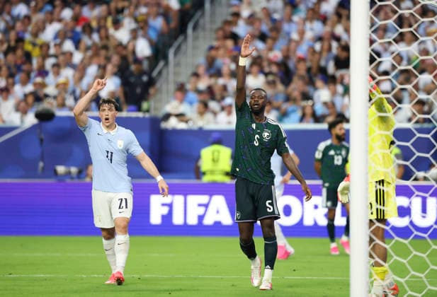 (260616) -- MIAMI, June 16, 2026 -- Federico Vi?as (L) of Uruguay and Hassan Altambakti of Saudi Arabia react during the group H match between Saudi Arabia and Uruguay at the 2026 FIFA World Cup, WM, Weltmeisterschaft, Fussball at Miami Stadium, Miami, the United States, June 15, 2026. ) (SP)U.S.-MIAMI-FOOTBALL-FIFA WORLD CUP-GROUP H-KSA VS URU ZhangxChen 
