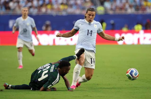 (260616) -- MIAMI, June 16, 2026 -- Agustin Canobbio (R) of Uruguay vies with Moteb Alharbi (C) of Saudi Arabia during the group H match between Saudi Arabia and Uruguay at the 2026 FIFA World Cup, WM, Weltmeisterschaft, Fussball at Miami Stadium, Miami, the United States, June 15, 2026. ) (SP)U.S.-MIAMI-FOOTBALL-FIFA WORLD CUP-GROUP H-KSA VS URU ZhangxChen 