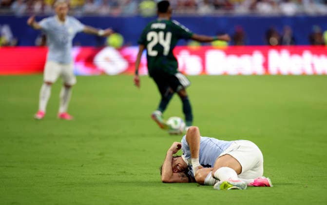 (260616) -- MIAMI, June 16, 2026 -- Agustin Canobbio (front) of Uruguay is seen during the group H match between Saudi Arabia and Uruguay at the 2026 FIFA World Cup, WM, Weltmeisterschaft, Fussball at Miami Stadium, Miami, the United States, June 15, 2026. ) (SP)U.S.-MIAMI-FOOTBALL-FIFA WORLD CUP-GROUP H-KSA VS URU ZhangxChen 