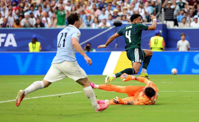 (260616) -- MIAMI, June 16, 2026 -- Abdulelah Alamri (R, top) of Saudi Arabia competes during the group H match between Saudi Arabia and Uruguay at the 2026 FIFA World Cup, WM, Weltmeisterschaft, Fussball at Miami Stadium, Miami, the United States, June 15, 2026. ) (SP)U.S.-MIAMI-FOOTBALL-FIFA WORLD CUP-GROUP H-KSA VS URU ZhangxChen 
