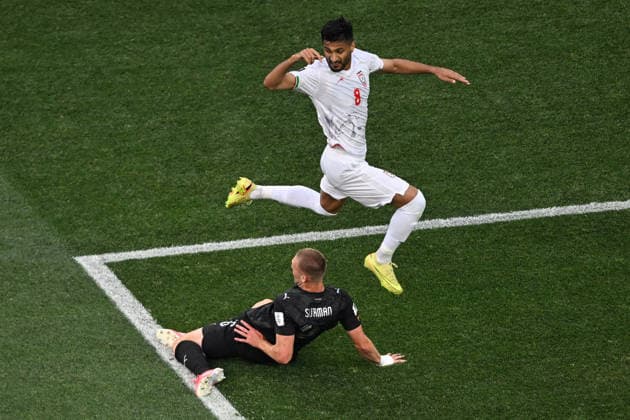 Finn Surman of New Zealand and Mohammad Mohebbi of IR Iran, New Zealand All Whites v IR Iran, Group G football match of the FIFA World Cup, WM, Weltmeisterschaft, Fussball 2026 at Los Angeles Stadium, Los Angeles, USA on Monday 15 June 2026. Photo: Andrew Cornaga Los Angeles New Zealand Copyright: xAndrewxCornaga x