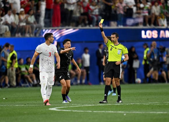 Iran v New Zealand - FIFA World Cup, WM, Weltmeisterschaft, Fussball 2026 - Group G LOS ANGELES, UNITED STATES - JUNE 15: Referee Cesar Arturo Ramos shows yellow card to Ehsan Hajsafi (3) of Iran during the 2026 FIFA World Cup First Stage Group G match between IR Iran and New Zealand at the Los Angeles Stadium (SoFi Stadium) in Inglewood, California, United States on June 15, 2026. Tayfun Coskun Anadolu California United States. Editorial use only. Please get in touch for any other usage.  Copyright: x2026xAnadoluxTayfunxCoskunx