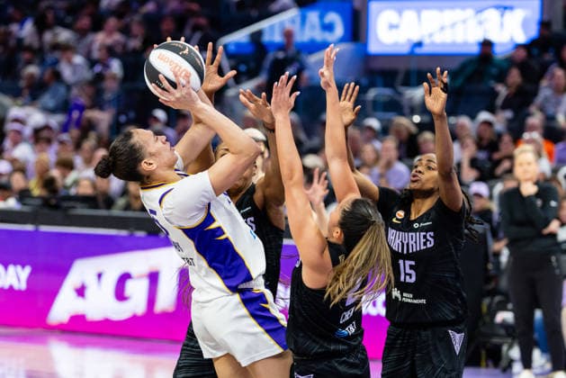 SAN FRANCISCO, CA - JUNE 15: Dearica Hamby 5 of the Los Angeles Sparks scores against 3 Golden State Valkyries players during a WNBA, Basketball Damen, USA Commissioner™s Cup game on June 15, 2026 at Chase Center in San Francisco, CA. (Photo by Matthew Huang Icon Sportswire) WNBA: JUN 15 Los Angeles Sparks at Golden State Valkyries EDITORIAL USE ONLY Icon260615019
