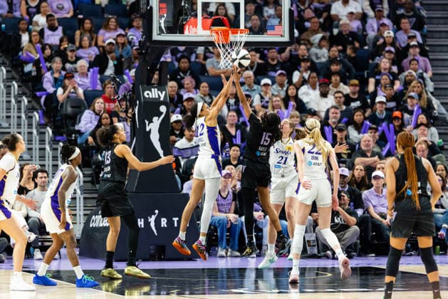 SAN FRANCISCO, CA - JUNE 15: Rae Burrell 12 of the Los Angeles Sparks blocks a shot by Tiffany Hayes 15 of the Golden State Valkyries during a WNBA, Basketball Damen, USA Commissioner™s Cup game on June 15, 2026 at Chase Center in San Francisco, CA. (Photo by Matthew Huang Icon Sportswire) WNBA: JUN 15 Los Angeles Sparks at Golden State Valkyries EDITORIAL USE ONLY Icon260615021
