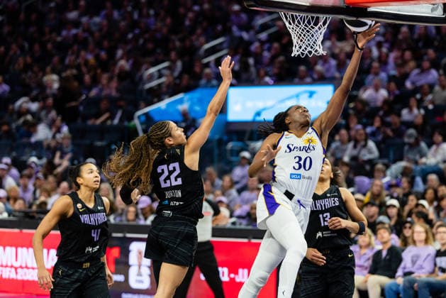 SAN FRANCISCO, CA - JUNE 15: Nneka Ogwumike 30 of the Los Angeles Sparks lays up the ball during a WNBA, Basketball Damen, USA Commissioner™s Cup game against the Golden State Valkyries on June 15, 2026 at Chase Center in San Francisco, CA. (Photo by Matthew Huang Icon Sportswire) WNBA: JUN 15 Los Angeles Sparks at Golden State Valkyries EDITORIAL USE ONLY Icon260615023