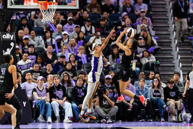 SAN FRANCISCO, CA - JUNE 15: Gabby Williams 1 of the Golden State Valkyries scores against Rae Burrell 12 of the Los Angeles Sparks during a WNBA, Basketball Damen, USA Commissioner™s Cup game on June 15, 2026 at Chase Center in San Francisco, CA. (Photo by Matthew Huang Icon Sportswire) WNBA: JUN 15 Los Angeles Sparks at Golden State Valkyries EDITORIAL USE ONLY Icon260615026