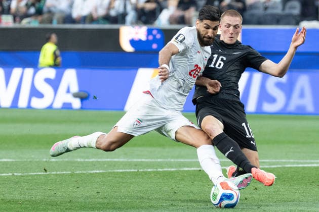 INGLEWOOD, CA - JUNE 15: Shahriyar Moghanlou 20 of IR Iran and Finn Surman 16 of New Zealand compete for the ball during the FIFA World Cup, WM, Weltmeisterschaft, Fussball 2026 Group G match between IR Iran and New Zealand on June 15, 2026 at Los Angeles Stadium in Inglewood, CA. (Photo by Karl Anderson Icon Sportswire) SOCCER: JUN 15 FIFA World Cup 26 Group G - IR Iran vs New Zealand EDITORIAL USE ONLY Icon272260615004
