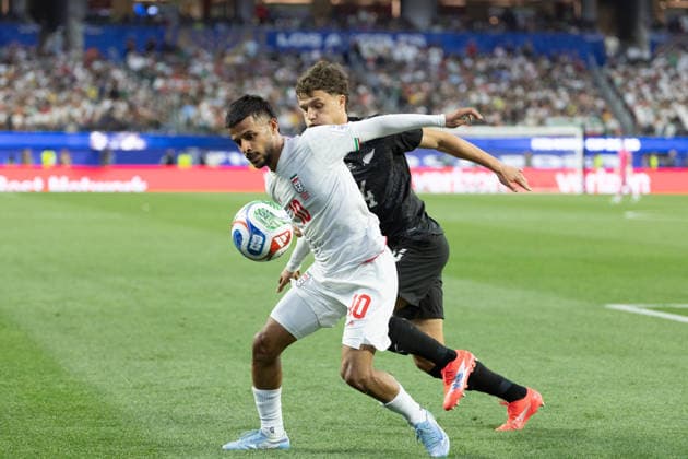 INGLEWOOD, CA - JUNE 15: Mehdi Ghayedi 10 of IR Iran and Callan Elliot 24 of New Zealand compete for the ball during the FIFA World Cup, WM, Weltmeisterschaft, Fussball 2026 Group G match between IR Iran and New Zealand on June 15, 2026 at Los Angeles Stadium in Inglewood, CA. (Photo by Karl Anderson Icon Sportswire) SOCCER: JUN 15 FIFA World Cup 26 Group G - IR Iran vs New Zealand EDITORIAL USE ONLY Icon272260615017