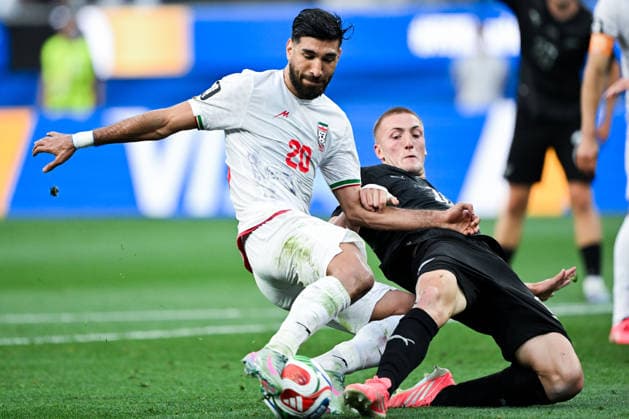Shahriyar Moghanlou of IR Iran (L) and Finn Surman of New Zealand (R) fight for possession during a FIFA Men’s World Cup 2026 Group Stage football match between Iran and New Zealand at Los Angeles Stadium, in Inglewood on June 15th 2026 (Photo by Nayra Halm SPP)  Copyright: xNayraxHalm SPPx Sportspressphoto_SPR167666