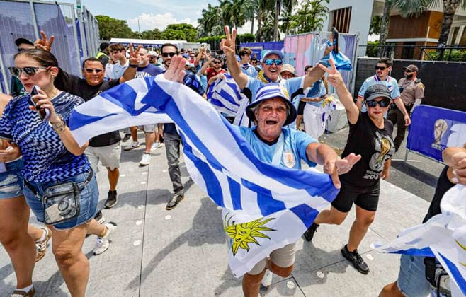 June 15, 2026, Miami Gardens, Florida, USA: Uruguay soccer fans rush through the gates in advance of their teamÃ¢â‚¬â ¢s match against Saudi Arabia in the FIFA World Cup, WM, Weltmeisterschaft, Fussball opening match at Miami Stadium on Monday, June 15, 2026, in Miami Gardens, Fla. Miami Gardens USA - ZUMAm67_ 0859227372st Copyright: xAlxDiazx