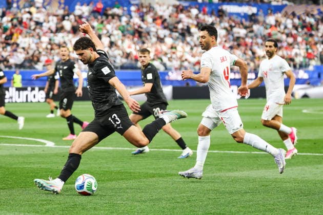 FIFA World Cup, WM, Weltmeisterschaft, Fussball 2026 - Group G - Iran vs New Zealand New Zealand defender Liberato Cacace (L) goes for goal in the first half during the FIFA World Cup 2026 group stage match Iran against New Zealand, in Los Angeles, USA, 15 June 2026. LOS ANGELES United States  Copyright: xCHRISxTORRESx