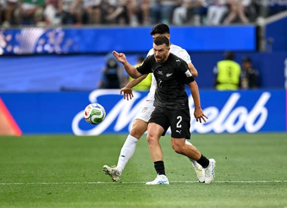 Iran v New Zealand - FIFA World Cup, WM, Weltmeisterschaft, Fussball 2026 - Group G LOS ANGELES, UNITED STATES - JUNE 15: Alireza Jahanbakhsh (in the back) of Iran in action against Tim Payne (2) of New Zealand during the 2026 FIFA World Cup First Stage Group G match between IR Iran and New Zealand at the Los Angeles Stadium (SoFi Stadium) in Inglewood, California, United States on June 15, 2026. Tayfun Coskun Anadolu California United States. Editorial use only. Please get in touch for any other usage.  Copyright: x2026xAnadoluxTayfunxCoskunx