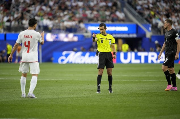 Iran v New Zealand - FIFA World Cup, WM, Weltmeisterschaft, Fussball 2026 - Group G LOS ANGELES, UNITED STATES - JUNE 15: Shoja Khalilzadeh (4) of IR Iran argues with referee Cesar Arturo Ramos during the 2026 FIFA World Cup First Stage Group G match between IR Iran and New Zealand at the Los Angeles Stadium (SoFi Stadium) in Inglewood, California, United States on June 15, 2026. Tayfun Coskun Anadolu California United States. Editorial use only. Please get in touch for any other usage.  Copyright: x2026xAnadoluxTayfunxCoskunx