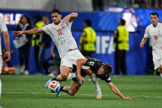 Ali Alipour of IR Iran and Ryan Thomas of New Zealand, New Zealand All Whites v Iran, Group G Pool match of the FIFA World Cup, WM, Weltmeisterschaft, Fussball 2026 at Los Angeles Stadium, Los Angeles, USA on Monday 15 June 2026. Photo: Melinda Meijer z Los Angeles USA Copyright: xx