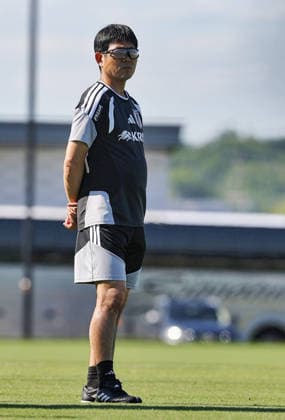 Football: 2026 World Cup Japan head coach Hajime Moriyasu watches his players work out at the team s training base camp in the suburbs of Nashville, Tennessee, on June 15, 2026.  A14AA0005619017P