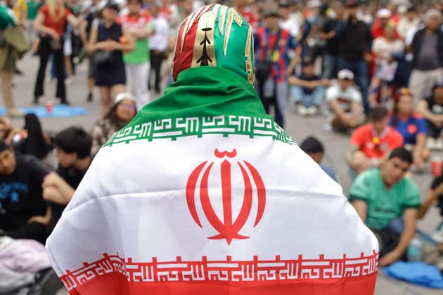 People Attend Fan Fest In Mexico City For The Egypt-Belgium Match A person shows solidarity with Palestine and Iran while attending the Fan Fest in the Zocalo of Mexico City on June 15, 2026. The event coincides with the Egypt-Belgium World Cup match, which ended in a 1-1 tie. Mexico City Mexico City Mexico  Copyright: xGerardoxVieyrax originalFilename:vieyra-notitle260615_npvGQ.jpg