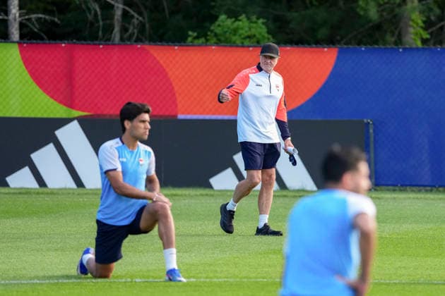 (260616) -- BOSTON, June 16, 2026 -- Iraq s head coach Graham Arnold (C) is seen during a training session ahead of the group I stage match against Norway at the FIFA World Cup, WM, Weltmeisterschaft, Fussball 2026 in Boston, the United States, June 15, 2026. ) (SP)U.S.-BOSTON-FOOTBALL-FIFA WORLD CUP-TEAM IRAQ-TRAINING ChenxYichen 
