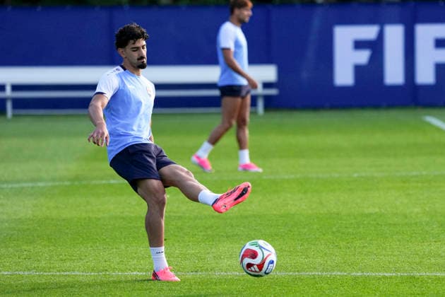 (260616) -- BOSTON, June 16, 2026 -- Youssef Amyn (L) of Iraq attends a training session ahead of the group I stage match against Norway at the FIFA World Cup, WM, Weltmeisterschaft, Fussball 2026 in Boston, the United States, June 15, 2026. ) (SP)U.S.-BOSTON-FOOTBALL-FIFA WORLD CUP-TEAM IRAQ-TRAINING ChenxYichen 