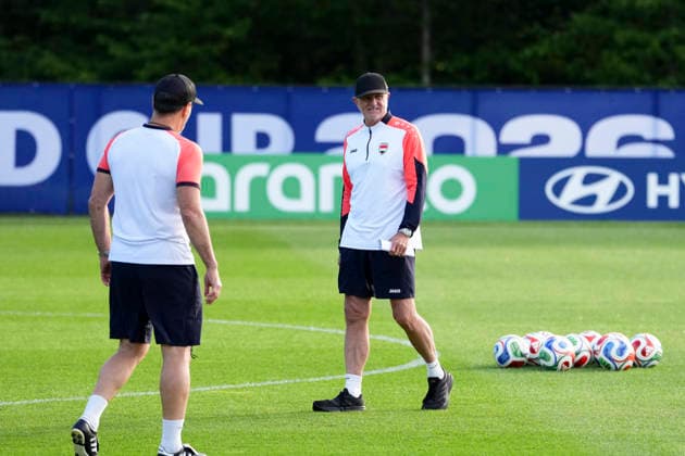 (260616) -- BOSTON, June 16, 2026 -- Iraq s head coach Graham Arnold (R) is seen during a training session ahead of the group I stage match against Norway at the FIFA World Cup, WM, Weltmeisterschaft, Fussball 2026 in Boston, the United States, June 15, 2026. ) (SP)U.S.-BOSTON-FOOTBALL-FIFA WORLD CUP-TEAM IRAQ-TRAINING ChenxYichen 