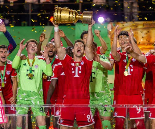 23.05.2026, Fussball DFB-Pokal 2025 2026, Finale, FC Bayern München - VfB Stuttgart, im Olympiastadion Berlin. Der FC Bayern ist Pokalsieger, die Mannschaft feiert den Titel bei der Siegerehrung. Leon Goretzka (FC Bayern München) stemmt den Pokal in die Höhe, Torwart Jonas Urbig (FC Bayern München), Torwart Manuel Neuer (FC Bayern München), Harry Kane (FC Bayern München) *** May 23, 2026, DFB Cup 2025–2026, Final, FC Bayern Munich vs. VfB Stuttgart, at the Olympic Stadium in Berlin FC Bayern is the cup champion; the team celebrates the title at the award ceremony Leon Goretzka of FC Bayern Munich hoists the trophy, goalkeeper Jonas Urbig of FC Bayern Munich, goalkeeper Manuel Neuer of FC Bayern Munich, Harry Kane of FC Bayern Munich,detected_source_language