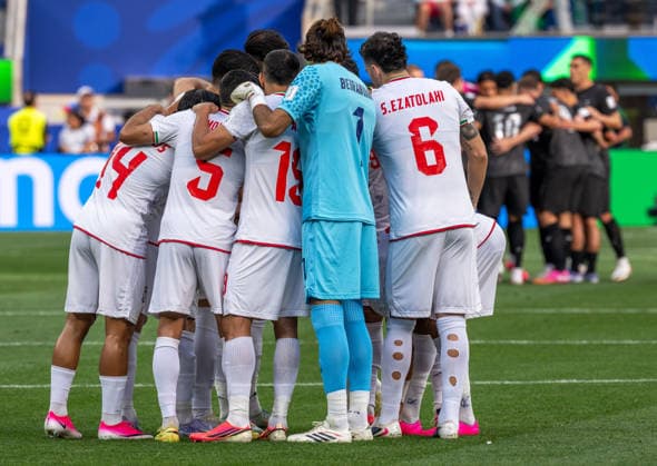 June 15, 2026, Inglewood, C, USA: The Iran and New Zealand teams huddle before starting their World Cup match that ended in a 2-2 tie at Los Angeles Stadium. News - June 15, 2026  - ZUMAh234 20260615_zsp_h234_013 Copyright: xMarkxEdwardxHarrisx