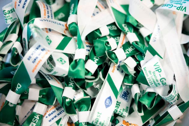 An Eingang liegen Stimmkarten und Armbänder aus. VfB Luebeck Außerordentliche Mitgliederversammlung zur Ausgliederung in eine GmbH, Fussball, Regionalliga Nord, 15.06.26 Luebeck Schleswig-Holstein Germany
