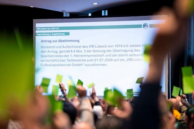 Mitglieder während einer Abstimmung. VfB Luebeck Außerordentliche Mitgliederversammlung zur Ausgliederung in eine GmbH, Fussball, Regionalliga Nord, 15.06.26 Luebeck Schleswig-Holstein Germany