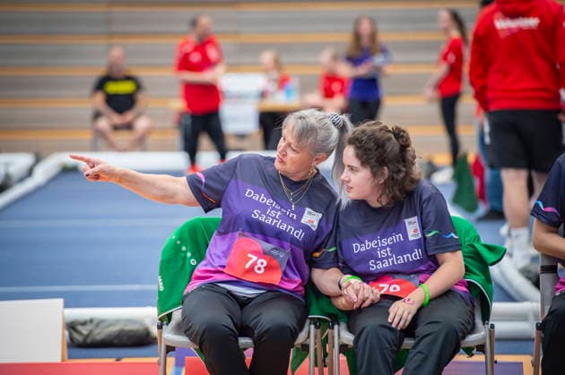 Die Boccia Wettbewerbe der Special Olympics Nationalen Spiele finden am Dienstag (16.06.2026) in der Joachim-Deckarm-Halle in Saarbrücken statt. Im Bild (v.l.): Monika Job und Karolina Meng vom Team der AWO Förderschule am Ökosee.