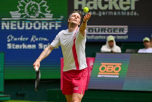 Alexander Bublik (KAZ) beim Aufschlag TERRA WORTMANN Open 2026, Tennis, ATP, Tennis Herren Tennis Herren 500, Turnier, Hauptfeld, 16.06.2026, TERRA WORTMANN Open 2026, Tennis, ATP, Tennis Herren 500, Turnier, Hauptfeld, 16.06.2026 Halle