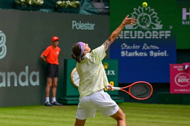 Mattia Belucci (ITA) beim Aufschlag TERRA WORTMANN Open 2026, Tennis, ATP, Tennis Herren Tennis Herren 500, Turnier, Hauptfeld, 16.06.2026, TERRA WORTMANN Open 2026, Tennis, ATP, Tennis Herren 500, Turnier, Hauptfeld, 16.06.2026 Halle