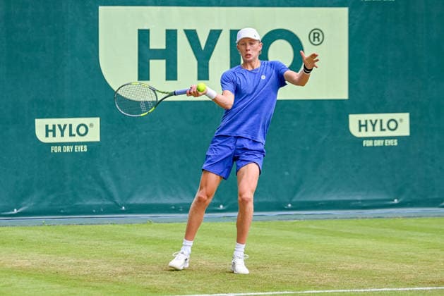 Ethan Quinn (USA) schlaegt einen Ball mit der Vorhand TERRA WORTMANN Open 2026, Tennis, ATP, Tennis Herren Tennis Herren 500, Turnier, Hauptfeld, 16.06.2026, TERRA WORTMANN Open 2026, Tennis, ATP, Tennis Herren 500, Turnier, Hauptfeld, 16.06.2026 Halle