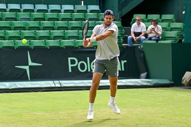 Karen Khachanov (RUS) schlaegt einen Ball mit der Rueckhand TERRA WORTMANN Open 2026, Tennis, ATP, Tennis Herren Tennis Herren 500, Turnier, Hauptfeld, 16.06.2026, TERRA WORTMANN Open 2026, Tennis, ATP, Tennis Herren 500, Turnier, Hauptfeld, 16.06.2026 Halle