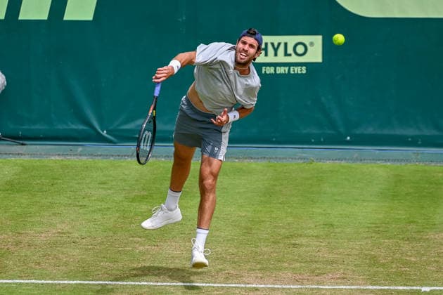 Karen Khachanov (RUS) beim Aufschlag TERRA WORTMANN Open 2026, Tennis, ATP, Tennis Herren Tennis Herren 500, Turnier, Hauptfeld, 16.06.2026, TERRA WORTMANN Open 2026, Tennis, ATP, Tennis Herren 500, Turnier, Hauptfeld, 16.06.2026 Halle