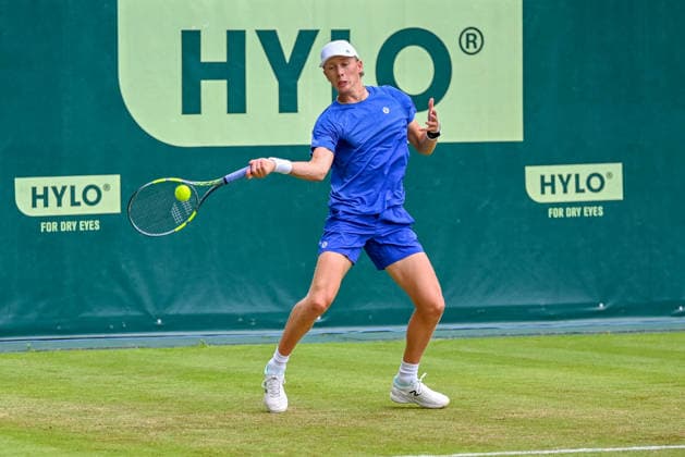 Ethan Quinn (USA) schlaegt einen Ball mit der Vorhand TERRA WORTMANN Open 2026, Tennis, ATP, Tennis Herren Tennis Herren 500, Turnier, Hauptfeld, 16.06.2026, TERRA WORTMANN Open 2026, Tennis, ATP, Tennis Herren 500, Turnier, Hauptfeld, 16.06.2026 Halle