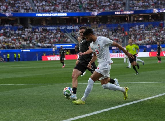Iran v New Zealand - FIFA World Cup, WM, Weltmeisterschaft, Fussball 2026 - Group G LOS ANGELES, UNITED STATES - JUNE 15: Mohammad Mohebi (8) of Iran in action against Tim Payne (2) of New Zealand during the 2026 FIFA World Cup First Stage Group G match between IR Iran and New Zealand at the Los Angeles Stadium (SoFi Stadium) in Inglewood, California, United States on June 15, 2026. Tayfun Coskun Anadolu California United States. Editorial use only. Please get in touch for any other usage.  Copyright: x2026xAnadoluxTayfunxCoskunx