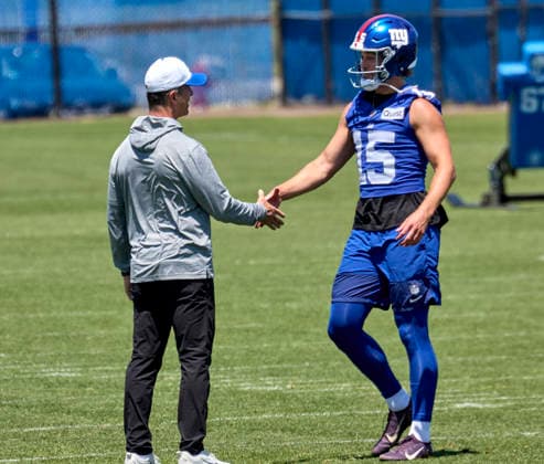 New York Giants head coach John Harbaugh and punter Jordan Stout (15) during minicamp held at the Quest Diagnostics Training Center in East Rutherford, New Jersey. CSM NFL, American Football Herren, USA 2026: NY Giants Minicamp June 09  - ZUMAc04_ 20260616_zma_c04_011 Copyright: xDuncanxWilliamsx