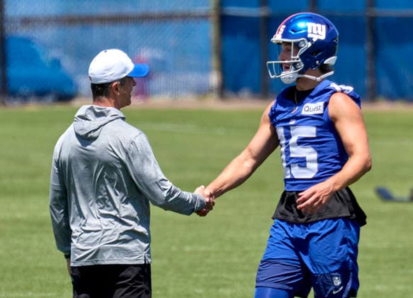 New York Giants head coach John Harbaugh and punter Jordan Stout (15) during minicamp held at the Quest Diagnostics Training Center in East Rutherford, New Jersey. CSM NFL, American Football Herren, USA 2026: NY Giants Minicamp June 09  - ZUMAc04_ 20260616_zma_c04_014 Copyright: xDuncanxWilliamsx