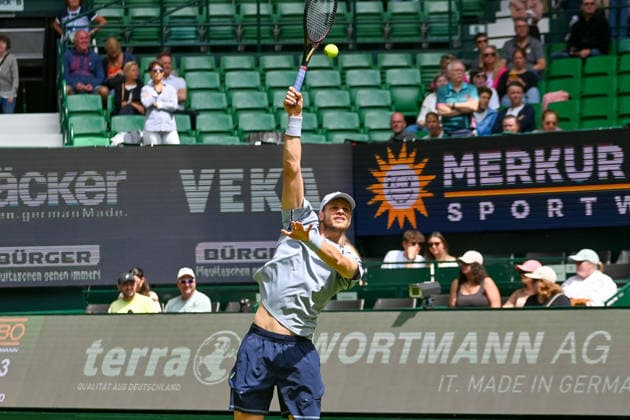 Yannick Hanfmann (GER) schlaegt einen Ball ueber Kopf in der Luft TERRA WORTMANN Open 2026, Tennis, ATP, Tennis Herren Tennis Herren 500, Turnier, Hauptfeld, 16.06.2026, TERRA WORTMANN Open 2026, Tennis, ATP, Tennis Herren 500, Turnier, Hauptfeld, 16.06.2026 Halle