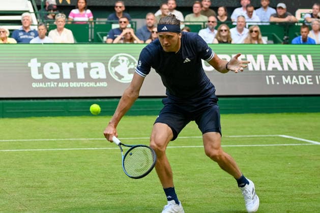 Alexander Zverev (GER) schlaegt den Ball mit der Rueckhand TERRA WORTMANN Open 2026, Tennis, ATP, Tennis Herren Tennis Herren 500, Turnier, Hauptfeld, 16.06.2026, TERRA WORTMANN Open 2026, Tennis, ATP, Tennis Herren 500, Turnier, Hauptfeld, 16.06.2026 Halle