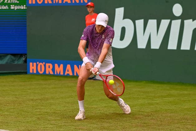 Joao Fonseca (BRA) schlaegt mit der Rueckhand TERRA WORTMANN Open 2026, Tennis, ATP, Tennis Herren Tennis Herren 500, Turnier, Hauptfeld, 16.06.2026, TERRA WORTMANN Open 2026, Tennis, ATP, Tennis Herren 500, Turnier, Hauptfeld, 16.06.2026 Halle