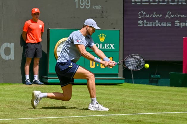 Yannick Hanfmann (GER) schlaegt einen Ball am Boden mit der Rueckhand TERRA WORTMANN Open 2026, Tennis, ATP, Tennis Herren Tennis Herren 500, Turnier, Hauptfeld, 16.06.2026, TERRA WORTMANN Open 2026, Tennis, ATP, Tennis Herren 500, Turnier, Hauptfeld, 16.06.2026 Halle