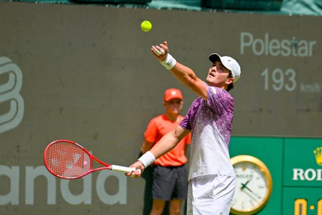 Joao Fonseca (BRA) beim Aufschlag TERRA WORTMANN Open 2026, Tennis, ATP, Tennis Herren Tennis Herren 500, Turnier, Hauptfeld, 16.06.2026, TERRA WORTMANN Open 2026, Tennis, ATP, Tennis Herren 500, Turnier, Hauptfeld, 16.06.2026 Halle