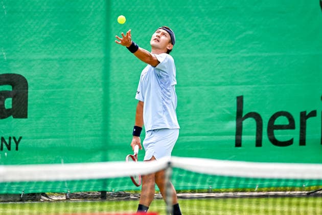 Sho Shimabukuro (JPN) beim Aufschlag TERRA WORTMANN Open 2026, Tennis, ATP, Tennis Herren Tennis Herren 500, Turnier, Hauptfeld, 16.06.2026, TERRA WORTMANN Open 2026, Tennis, ATP, Tennis Herren 500, Turnier, Hauptfeld, 16.06.2026 Halle