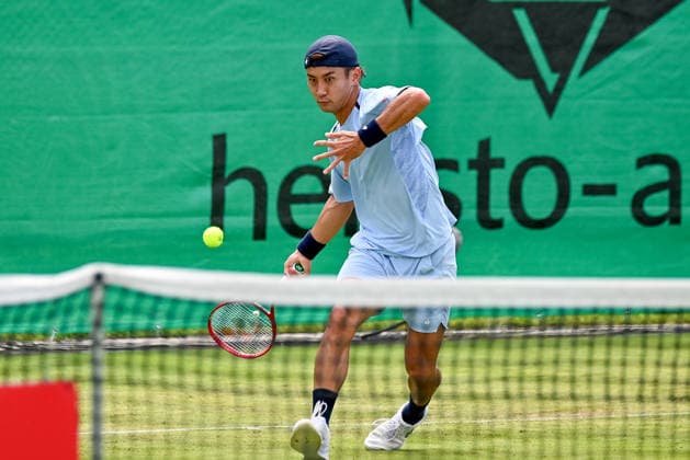 Sho Shimabukuro (JPN) erwartet einen Ball auf der Vorhand am Netz TERRA WORTMANN Open 2026, Tennis, ATP, Tennis Herren Tennis Herren 500, Turnier, Hauptfeld, 16.06.2026, TERRA WORTMANN Open 2026, Tennis, ATP, Tennis Herren 500, Turnier, Hauptfeld, 16.06.2026 Halle