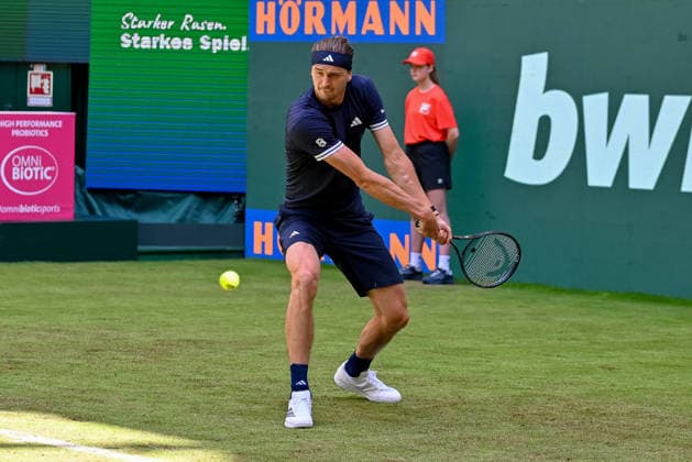 Alexander Zverev (GER) erwartet den Ball auf der Rueckhand TERRA WORTMANN Open 2026, Tennis, ATP, Tennis Herren Tennis Herren 500, Turnier, Hauptfeld, 16.06.2026, TERRA WORTMANN Open 2026, Tennis, ATP, Tennis Herren 500, Turnier, Hauptfeld, 16.06.2026 Halle