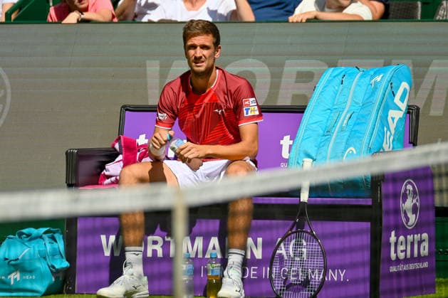 Vit Kopriva (CZE) vor dem Spiel auf der Bank TERRA WORTMANN Open 2026, Tennis, ATP, Tennis Herren Tennis Herren 500, Turnier, Hauptfeld, 16.06.2026, TERRA WORTMANN Open 2026, Tennis, ATP, Tennis Herren 500, Turnier, Hauptfeld, 16.06.2026 Halle