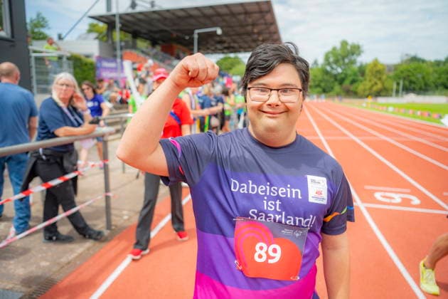 Im Saarbrücker Stadion am Kieselhumes beginnen die Nationalen Spiele der Special Olympics am Dienstag (16. Juni 2026) mit den ersten Leichtathletik Wettkämpfen im 100 Meter Lauf und im Kugelstoßen. Im Bild: Emre Atilgan vom Team der AWO.